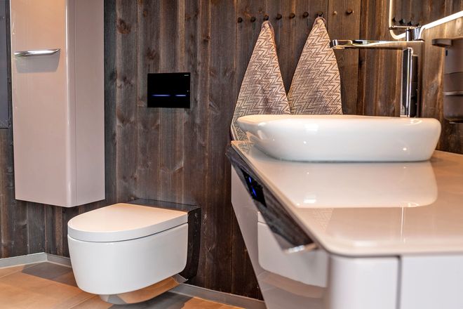 Ein Dusch-WC im Schloss aus Holz: So verbindet man naturnahen Urlaub mit höchstem Komfort.