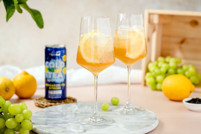 Spritz mal anders: Der Eistee mit Kohlensäure verleiht dem Mixgetränk einen fruchtigen und erfrischenden Charakter.