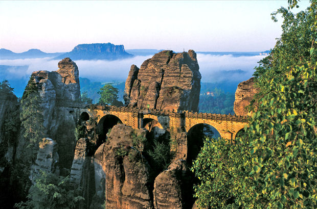 Um die imposante Felsformation Bastei im Elbsandsteingebirge ranken sich viele Sagen und Legenden.