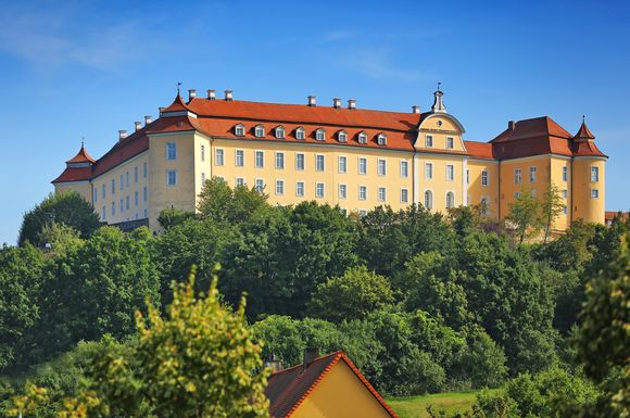 Die ehemalige Residenz der Äbte und Fürstpröpste wurde um 1200 als Klosterburg errichtet und im 17. Jahrhundert zu einem vierflügeligen Schloss im Renaissancestil umgebaut.