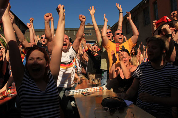 Fußball macht Spaß! Aber manch einem schlagen Bier und Grillwürstchen auf den Magen.