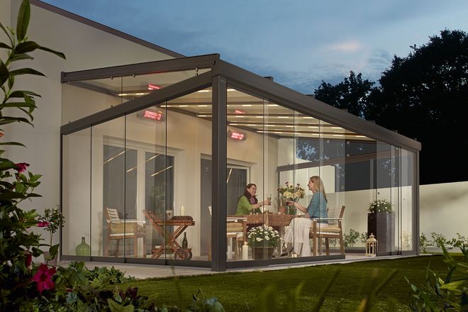 Kühle Herbstabende draußen genießen - kein Problem, wenn die Terrasse von einem Glasdach geschützt wird.