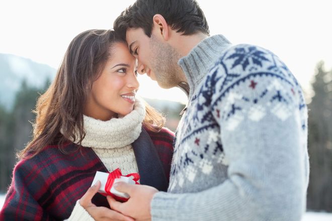 Zu Weihnachten kann man seinem Herzensmenschen mit einem Gutschein für einen Romantikurlaub entspannte Zeit zu zweit schenken. Viele Ideen dafür gibt es im Internet.