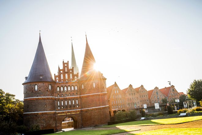 Das Lübecker Holstentor und die Salzspeicher zeugen vom mittelalterlichen Welthandel der Hansestadt.
