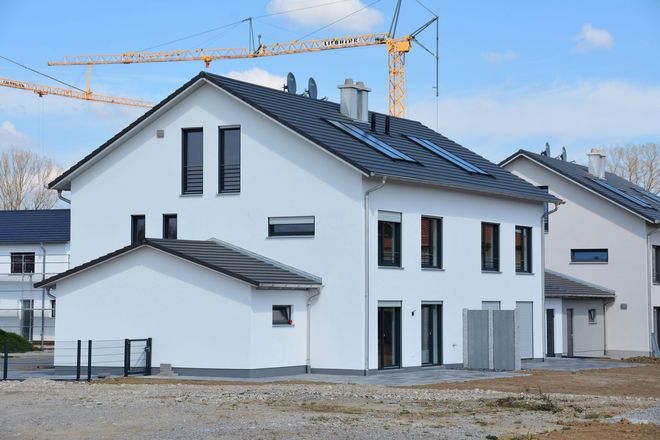 Egal ob Neubau oder umfassende Modernisierung: Hausbesitzer haben die Vorgaben des Gebäudeenergiegesetzes zu beachten.