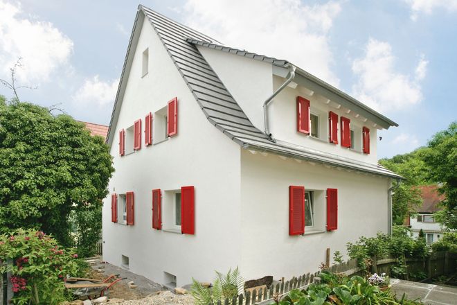Hochleistungsdämmungen erfüllen die Mindestanforderungen für die aktuellen Förder- und Steuersparprogramme und verändern das Aussehen älterer Häuser nur geringfügig, da sie schlank aufgebaut werden können.