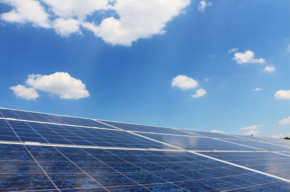 Sonnenstrom selbst nutzen: Das geht am besten mit einem Stromspeicher, mit dem sich zum Beispiel die Nächte überbrücken lassen.
