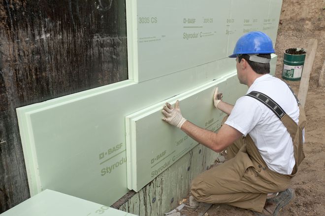 Kalte Füße und teure Energieverluste im Keller gehören mit einer fachgerecht ausgeführten Sockeldämmung der Vergangenheit an, wenn beispielsweise XPS-Dammplatten bis etwa ein Meter unter das Niveau der Kellerdecke auf die Außenwand aufgebracht werden.