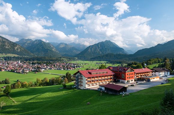 Die Klinik mit Blick auf die schöne Kulisse der Allgäuer Alpen.