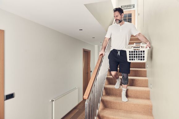 Treppensteigen im Haus wird mit einer Orthese, die das Knie entlastet, deutlich einfacher.