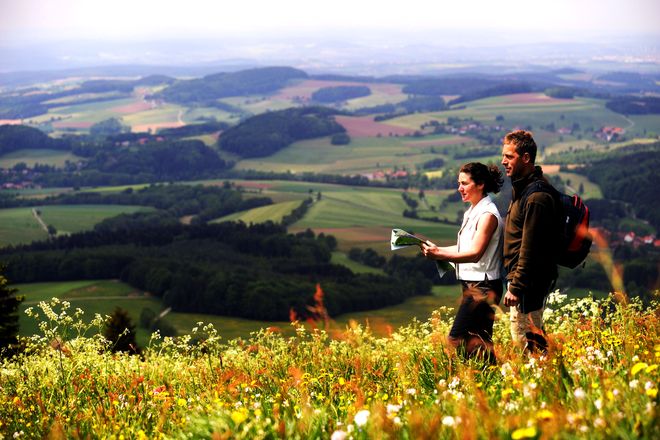 Weit geht der Blick in eine beeindruckende Naturlandschaft: Das Biosphärenreservat Rhön wird auch als "Land der offenen Fernen" bezeichnet.