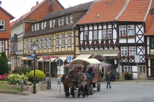 Fachwerkjuwelen in Wernigerode am Harz: Den Reiz der Ferienstraße macht vor allem der Facettenreichtum deutscher Fachwerkkunst aus.