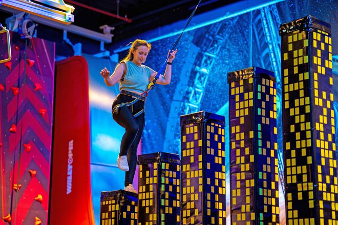 Abheben wie im All: Besucher erproben die Schwerelosigkeit im Weltraum-Entertainment-Center.