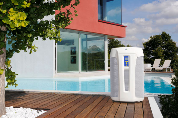 Statt der bisher häufig eingesetzten elektrischen Durchlauferhitzer lassen sich zum Beispiel Pool-Wärmepumpen einsetzen.
