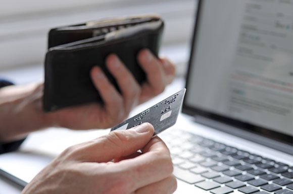 Wer online einkauft und dabei Bankdaten oder andere sensible Informationen eingibt, sollte vorab wichtige Sicherheitsmerkmale kontrollieren.