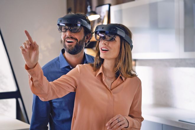 Die Mixed-Reality-Technologie verbindet bei der Küchenplanung reale und virtuelle Elemente, die gemeinsam durch eine Datenbrille sichtbar sind.