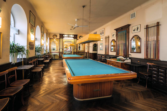 Das Café Weingartner präsentiert sich als echtes Wiener Traditionskaffeehaus an der Ecke Löhrgasse/Goldschlagstraße, in dem Gäste bei einer Partie Billard klassische Kaffeehauskultur in authentischer Atmosphäre erleben können.