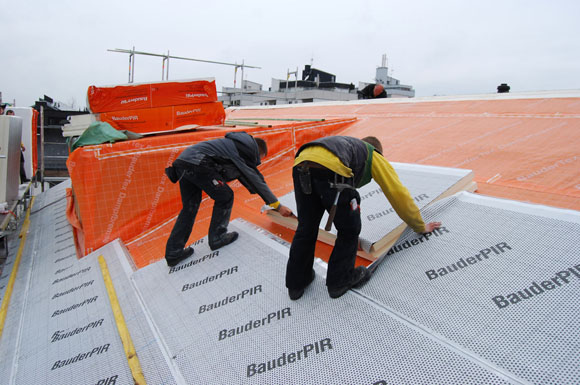 Wer bei der Dachdämmung auf Do-it-yourself setzt, kann viele Fehler machen, die teure Folgen nach sich ziehen können.