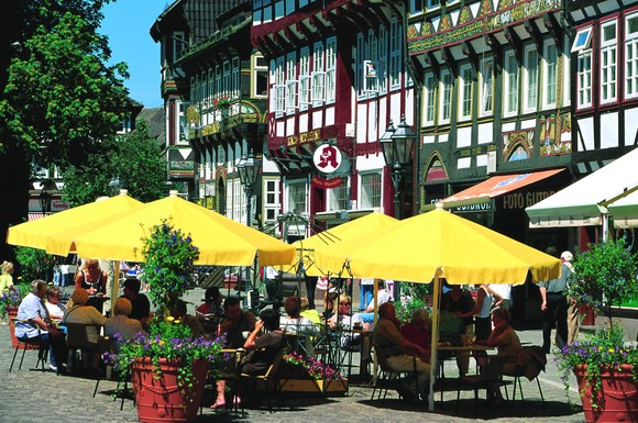 Sommerliche Impressionen vom Einbecker Marktplatz mit den prächtigen Fachwerkbauten.