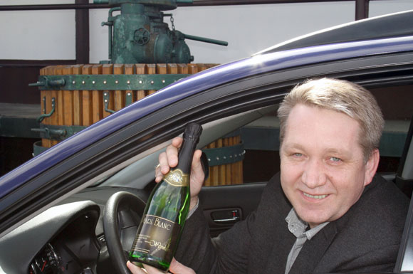 Während sich alkoholfreier Schaumwein seit längerem großer Beliebtheit erfreut, müssen sich die Verbraucher in Deutschland an alkoholfreien Wein erst noch gewöhnen.