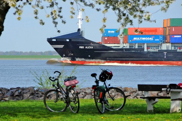 Von der Radtour entlang der Elbe kann man die dicken Pötte auf dem Strom beobachten.