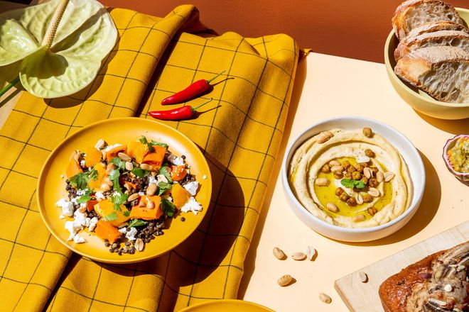 Faire Vielfalt: Ob Süßkartoffeln mit Feta, ein Bananenbrot oder Linsenfladen mit Erdnuss-Humus: Mit fair gehandelten Zutaten lassen sich viele Köstlichkeiten zubereiten.