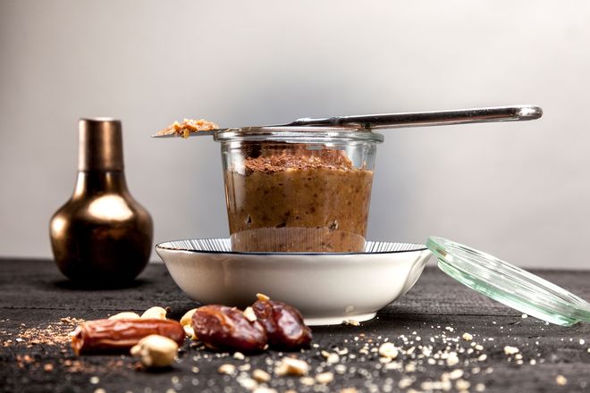Der Schoko-Dattel-Aufstrich schmeckt nicht nur zum Brot gut, sondern auch als Dessert mit Obst oder einfach pur.