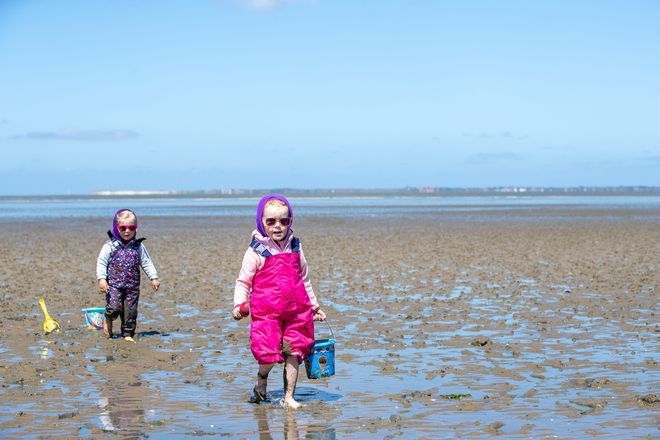 Matsch da! In Neuharlingersiel können sich Kinder im Watt oder am Strand an der frischen Nordseeluft austoben.
