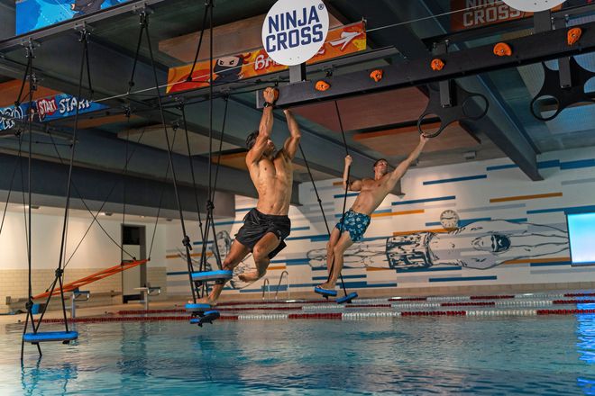 Kr&auml;ftemessen im Ninja-Style: Der Parcours im Europabad lockt sportliche Schwimmer an.