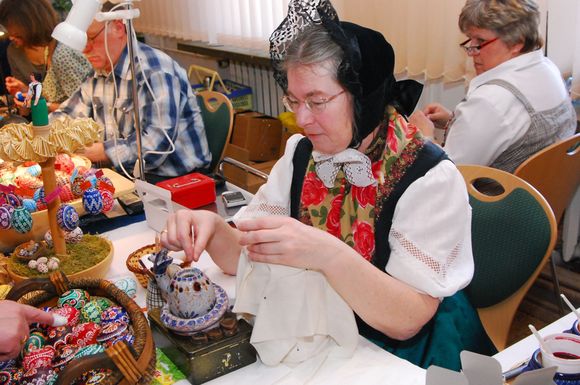 Das kunstvolle Verzieren der Eier gehört zu den traditionellen Osterbräuchen der Sorben.