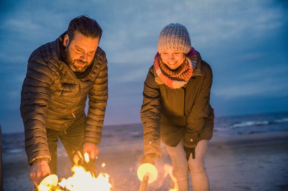Eingeläutet wird die winterschöne Jahreszeit an der Ostseeküste Schleswig-Holstein mit dem farbenfrohen Spektakel "Lichtermeer" - zum Beispiel mit romantischen Fackelwanderungen entlang der Küstenlinie.