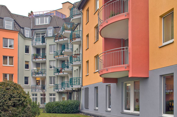 Farbenfroh kann es mit Buntsteinputz werden.