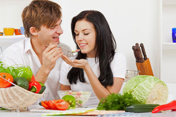 Beim veganen Fasten stehen frisches Gemüse, Obst und Getreideprodukte auf dem Speiseplan.