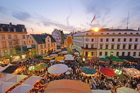 Jedes Jahr im August verwandelt sich der Schlossplatz in Wiesbaden zur "längsten Weintheke der Welt" mit über 1.000 Weinen und Sekten aus der Region.
