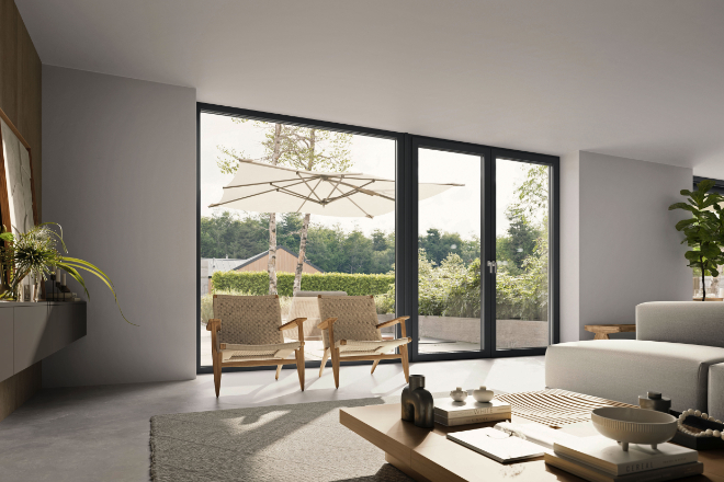 Dunkle Fenster stehen im Kontrast zur hellen Inneneinrichtung.