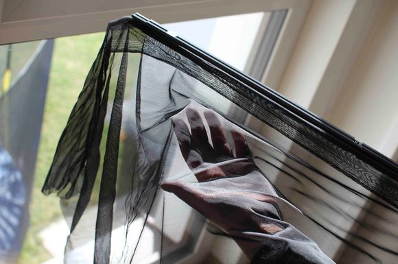 Transparente Insektenschutzgewebe halten Stechmücken und lästige Krabbeltiere aus dem Haus fern.