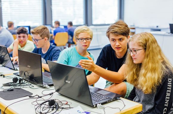 In einem IT-Ferienlager arbeiten die Kids an den eigenen Programmierfähigkeiten, unter fachkundiger Anleitung dürfen sie Spiele und Apps selbst entwickeln.