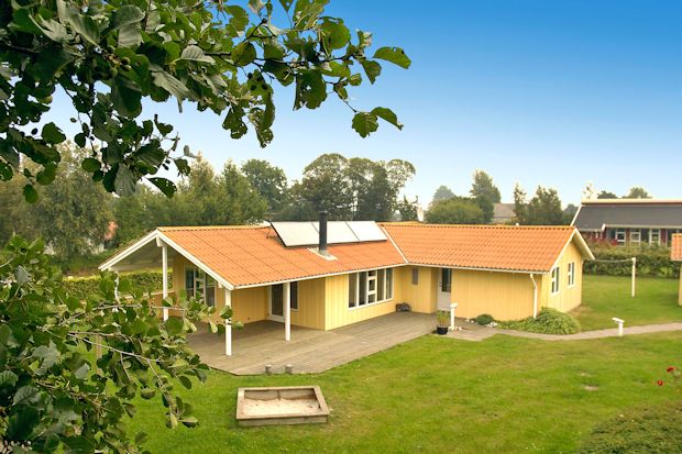 Nachhaltiger Urlaub mit allem Komfort: Dieses geräumige Ferienhaus mit Whirlpool und Sauna in Dänemark wird über Solarenergie versorgt und verbindet Komfort mit Umweltbewusstsein (Casamundo Objekt-Nr. 146003).
