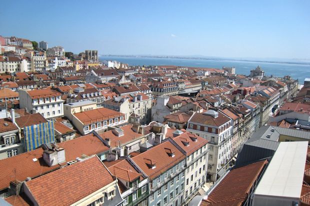 Städteurlaub direkt am Meer: Auch Metropolen wie Lissabon liegen im Reisetrend. Wunderschön und zentral im historischen Zentrum von Lissabon gelegen ist z.B. dieses großzügige Apartment: Casamundo Objekt-Nr. 920519.