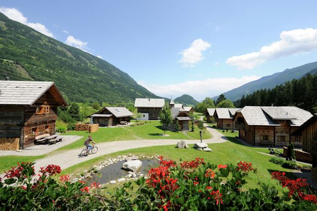 Wandern macht Spaß - perfekte Ausgangsbasis ist beispielsweise dieses historische Landgut in Kärnten, welches Bauernhof-Flair und 5-Sterne-Komfort verbindet und besonders bei Familien beliebt ist (Casamundo Objekt-Nr. 931752).