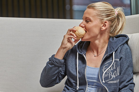 Das Brot ist rund: Julia Simic, Fußballstar des VfL Wolfsburg, probiert das neue Produkt, das durch Fermentation statt durch Backen hergestellt wird.