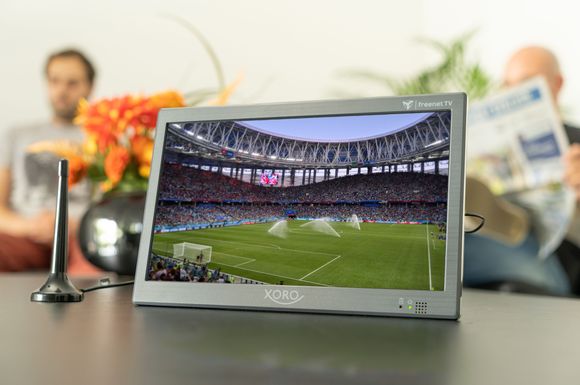 Kein Spiel mehr verpassen: Mit portablen Geräten sieht man auch unterwegs Sportsendungen, Krimis und mehr im digitalen DVB-T2-Standard.