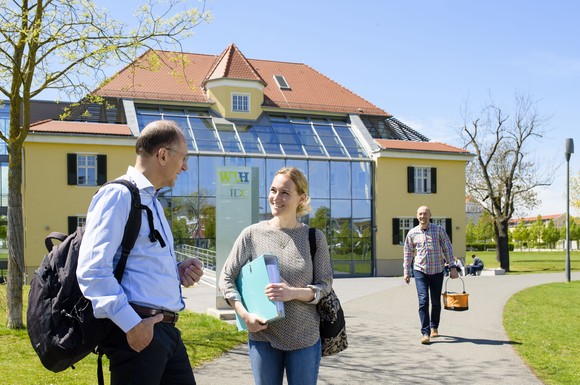 Ein berufsbegleitender Studiengang "Sozialmanagement" vermittelt Erzieherinnen und Erziehern das notwendige Know-how, um die eigene soziale Einrichtung bestmöglich leiten zu können.