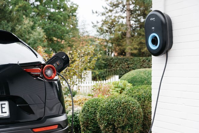 Flexibel laden und sparen: Dabei steuert der Energieversorger den Ladevorgang so, dass das E-Auto automatisch zu den optimalen Zeitpunkten geladen wird.