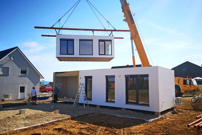 Mit der Modulbauweise kann man auch mehrstöckig bauen. Das spart Bauplatz.