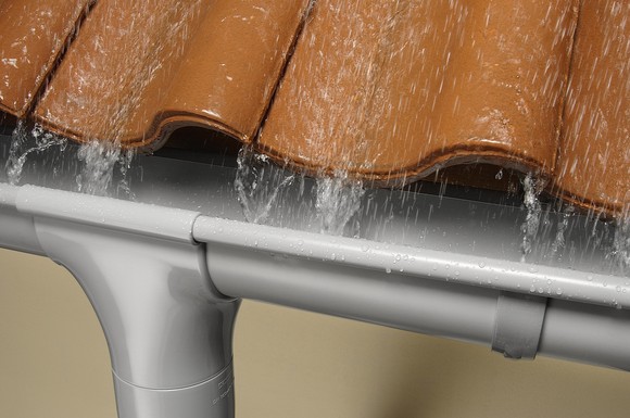 Nur intakte und hochwertige Dachrinnen können einen störungsfreien Wasserabfluss sicherstellen und auf diese Weise die Bausubstanz schützen. Mindestens einmal pro Jahr sollten die Rinnen deshalb kontrolliert werden.