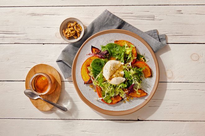 Cremiger Burrata, frischer Hokkaidokürbis, knackige Nüsse und ein Dressing mit Ahornsirup machen aus dem Babyleaf-Salat einen herbstlichen Leckerbissen.