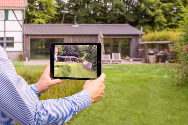 Mit einer sogenannten Augmented-Reality-App kann man sich im Vorfeld ein Bild machen, wie der Flüssiggastank auf dem Grundstück aussehen wird.