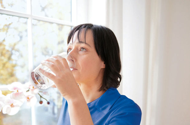 Viel trinken - das fördert die Durchspülung der Harnwege.