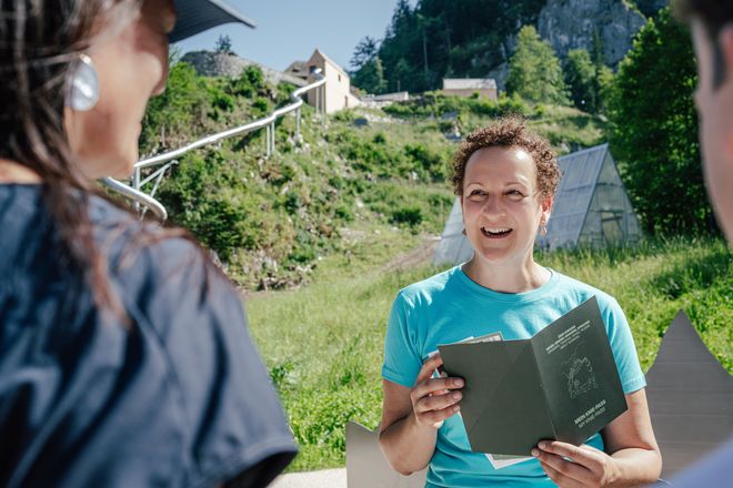 Erlebnisweg &bdquo;KniePASS&ldquo;: Ausgestattet mit einem Booklet durchwandern die Besucherinnen und Besucher beim Aufstieg auf die Befestigungsanlage zw&ouml;lf Stationen; an den Stationen werden die verschiedenen Arten von Grenzen thematisiert.